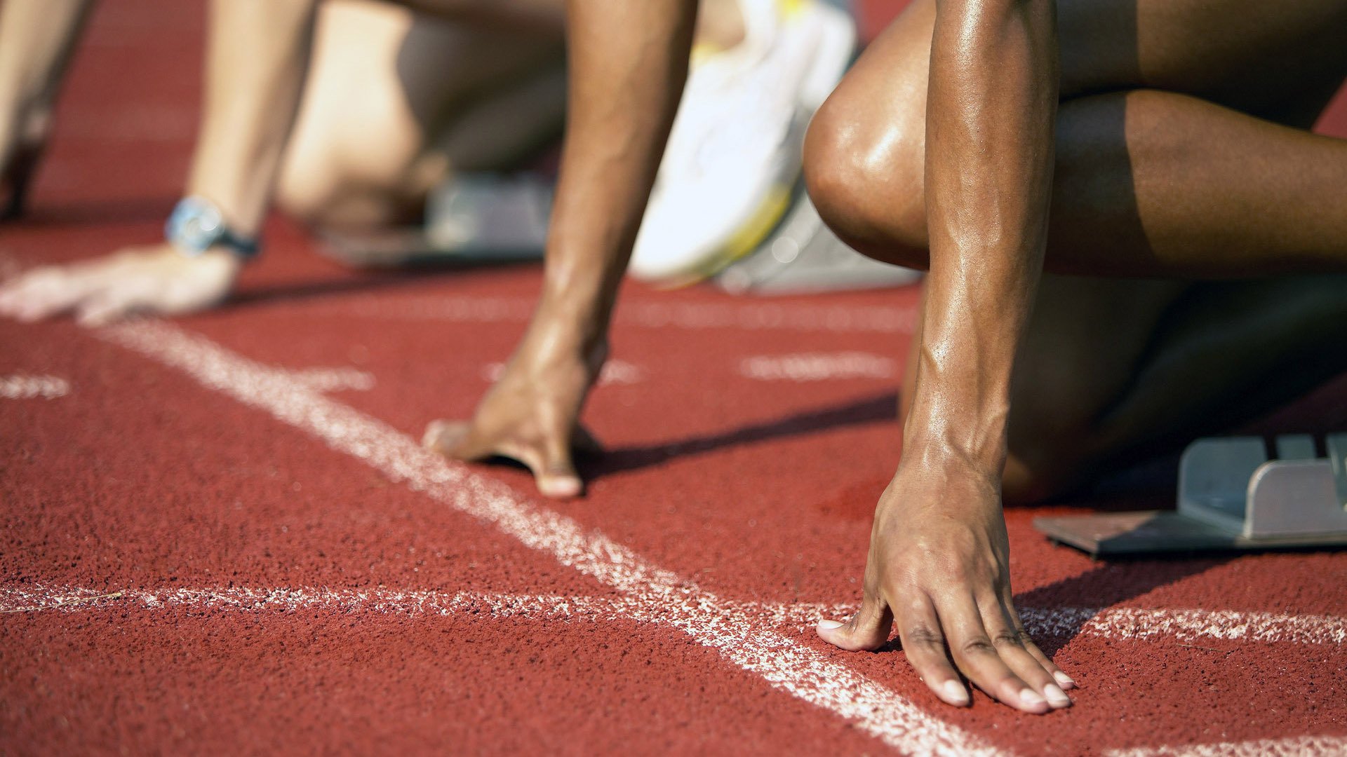 “简阳文体中心：飞扬的羽毛球赛场点燃全场热情”